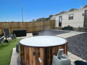 Hopkins Retreat - 3 Bedroom Caravan - Hot Tub